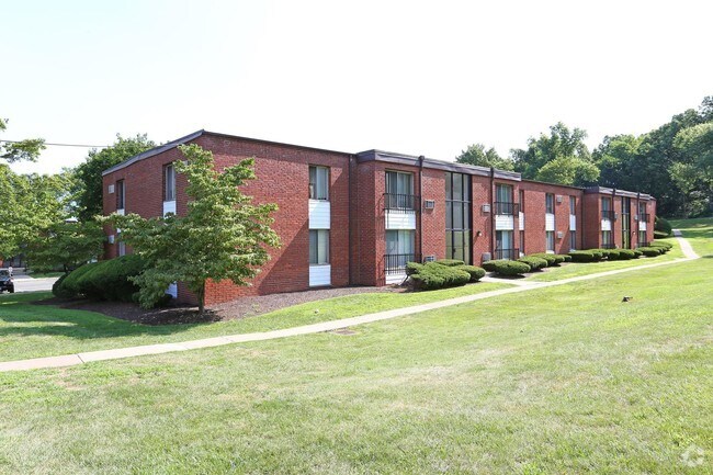 Building - Forest Park Apartments