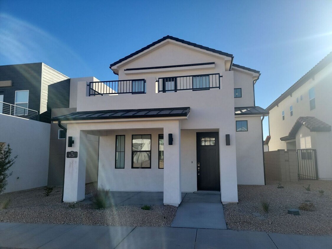 Foto principal - Live in the Desirable Desert Color Community!