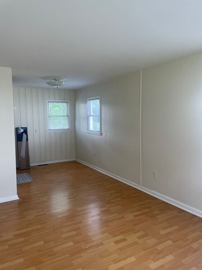 Building Photo - 3BR 1 BA House All Electric!