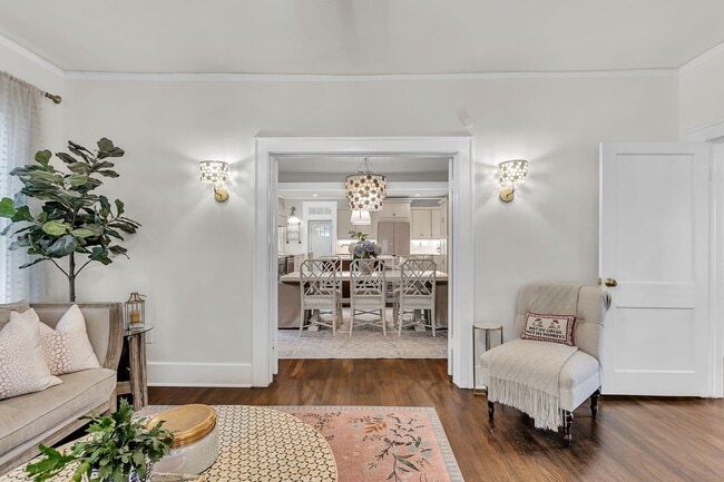 Foto del edificio - Completely Renovated Charming - 3 bedroom 2 bathroom home - 1108 Bonventure Rd, Savannah GA