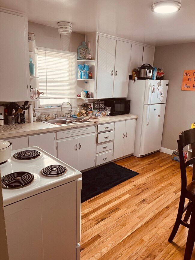 Foto del edificio - Beautifully Remodeled 2 Bedroom Apartment Across from UNC with In-Unit Laundry & A/C