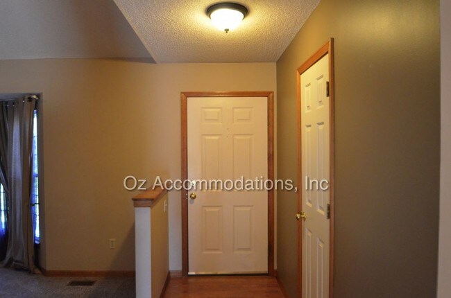 Building Photo - 708 NE Bryant Dr