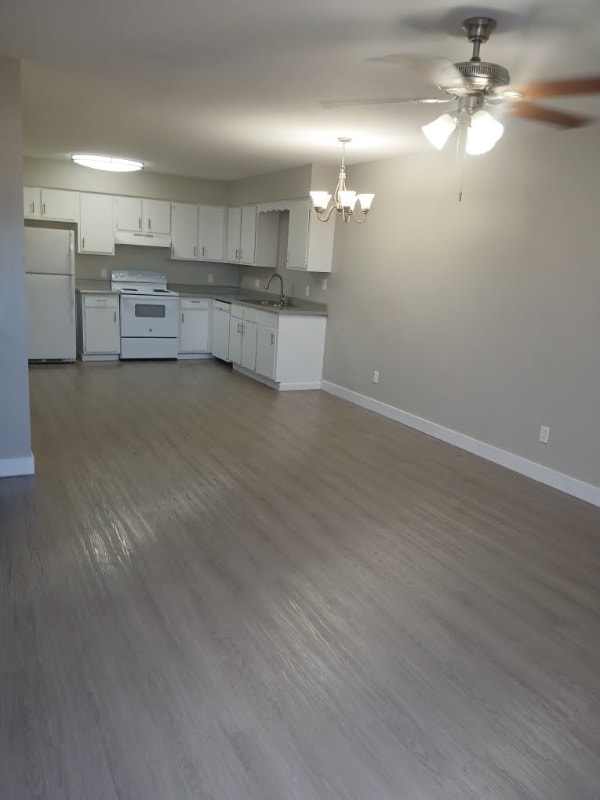 Building Photo - 590 W 18th Ave