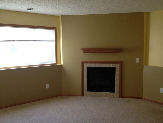 Foto del edificio - Great location *3bd*2.5Bth End Unit Townhome Avail July 1 2026