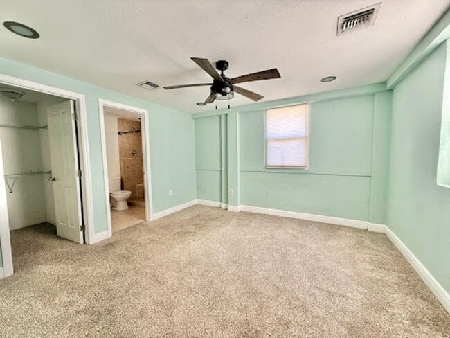 Building Photo - Super Cute 3/2 Close to Downtown!