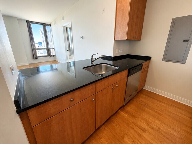 Foto del edificio - 565 W Quincy St