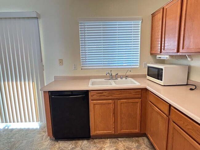 Foto del edificio - Unique 4 Bedroom, 2 Bathroom with 2 Car Garage