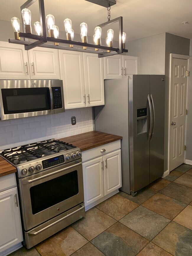 Building Photo - 6607 Thackwell Way