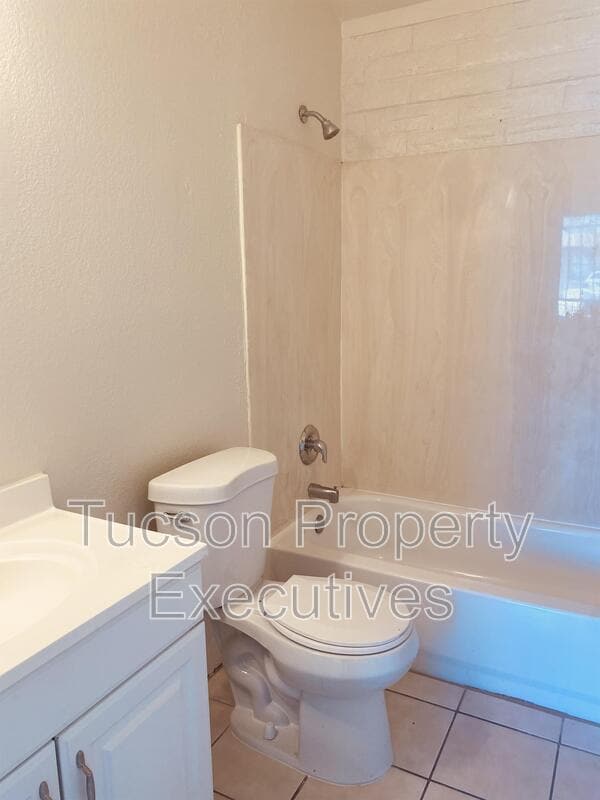 Building Photo - 5760 S Park Ave