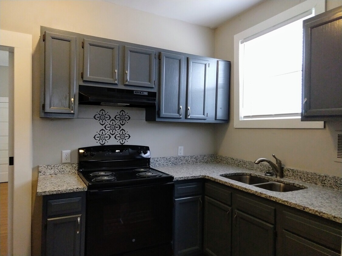 Primary Photo - 106 N Hyde Park Ave