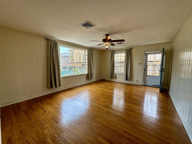 Building Photo - 914 1/2 W 21st St