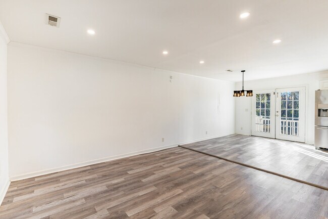 Foto del edificio - 3883 Crouch Dr