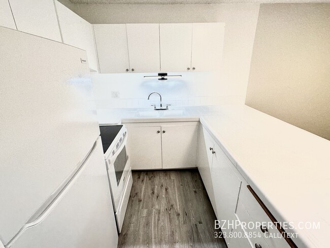 Building Photo - Updated 1Bedroom 1Bathroom In Prime West H...