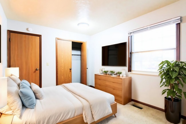 Building Photo - Spacious Townhouse Living Just Outside Dow...