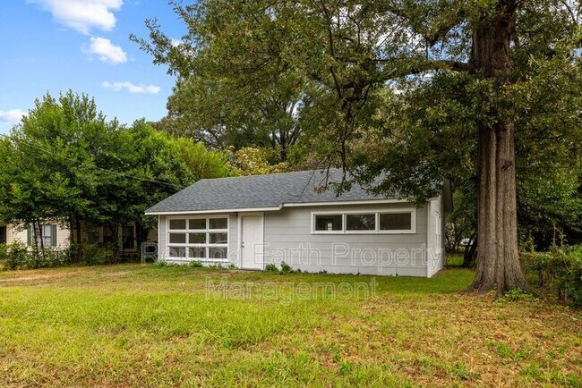 Building Photo - 341 Chisholm St