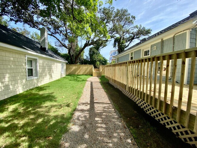 Building Photo - Cozy Cottage By The Beach! Ready 01-08-25!...