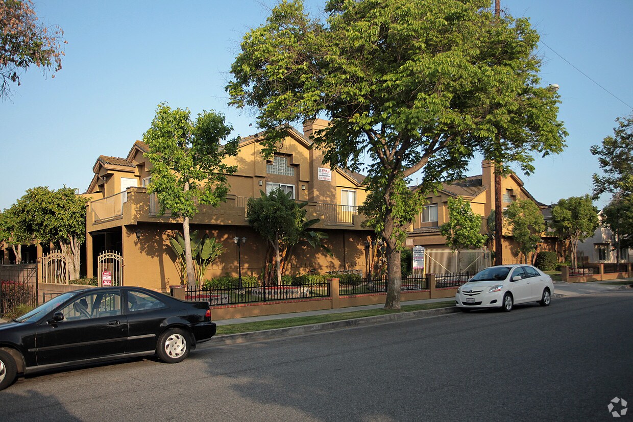 20732 - 20734 Seine Ave - 20732-20734 Seine Ave