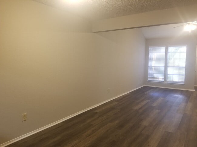 Foto del edificio - 605 Lost Springs Ct