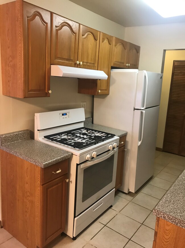 Stove & Refrigerator - 600 Trace Dr