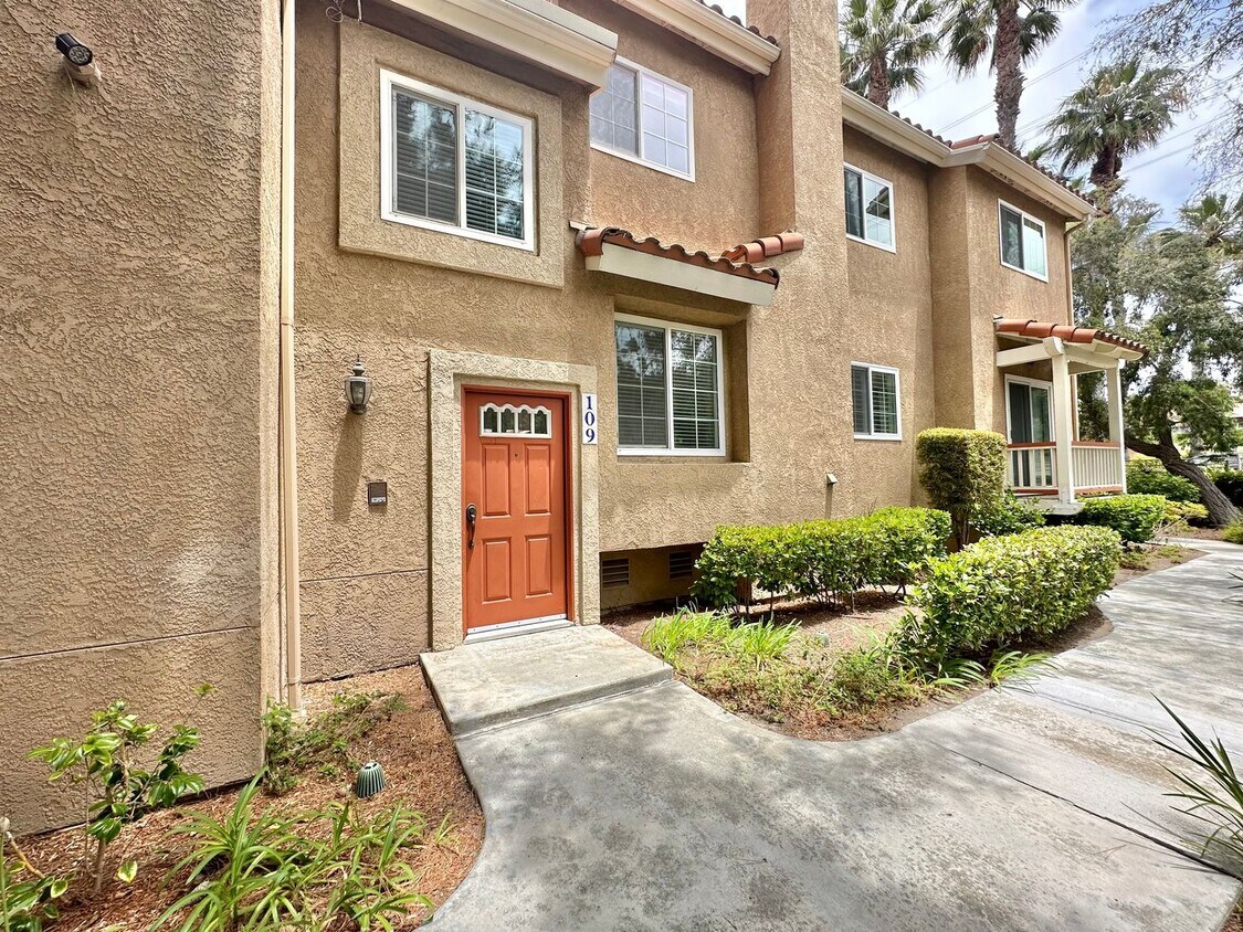 Foto principal - Desirable Tri-level Townhome in Carlsbad!