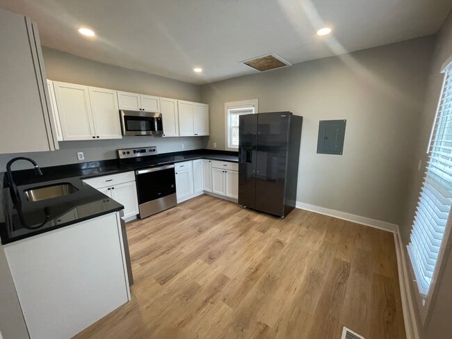 Building Photo - Beautiful 2 Bed house