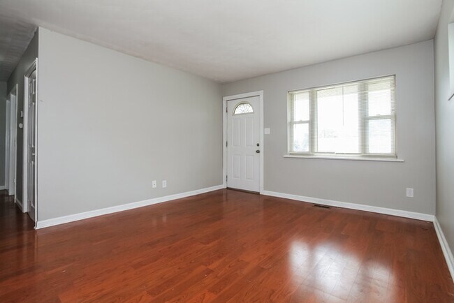 Building Photo - Charming 3 Bedroom