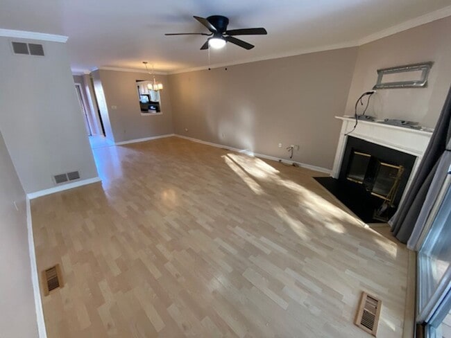 Foto del edificio - Charming 2-Bedroom Townhome in Glades Community!