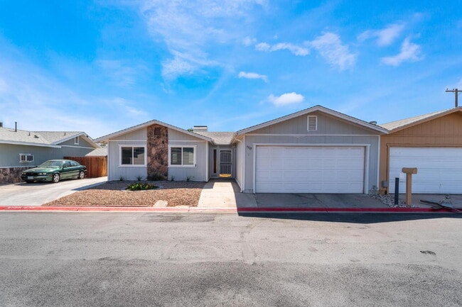 Building Photo - "Charming 3-Bed Oasis with 2 Full Baths in Vibrant Las Vegas - 1315 Sq Ft of Comfort!"