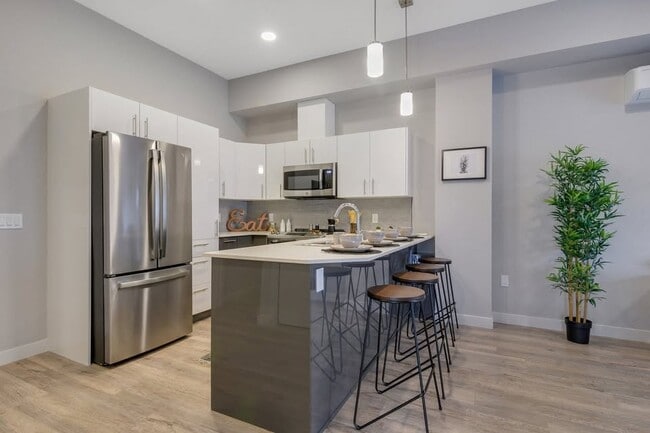 Building Photo - 230 Aurora Cres