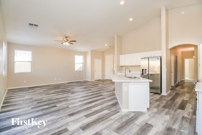 Building Photo - 4304 E Cherry Hills Dr