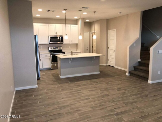 Foto del edificio - 594 W Westchester Ave