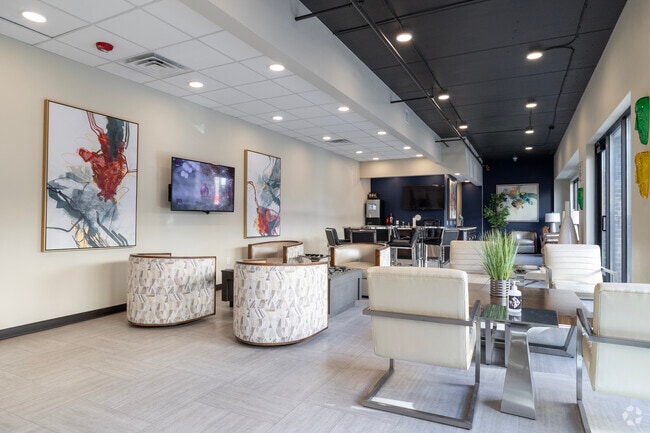 Lounge - Piazza on West Pine