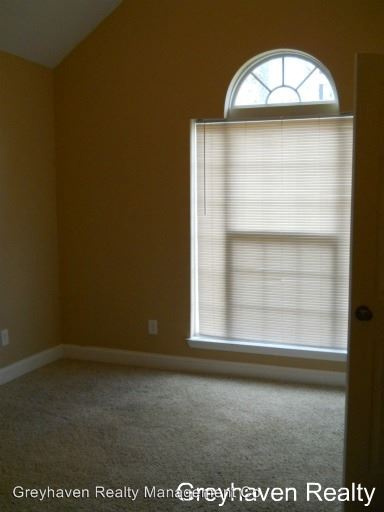 Building Photo - 5830 Crestview Dr