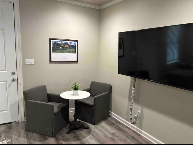 Building Photo - 305 W Second St