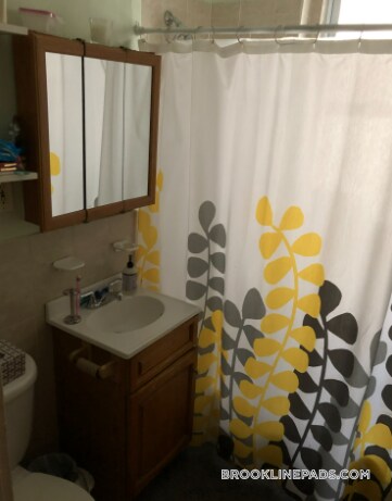 Building Photo - 352 Riverway