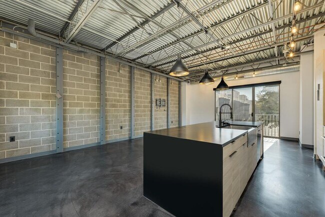 Foto del edificio - 4801 S Congress Ave