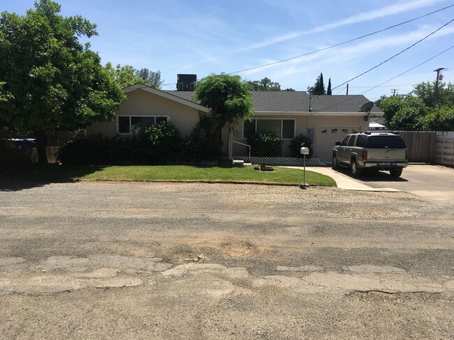 Foto del edificio - East Redding Home with Garage and Shop!!