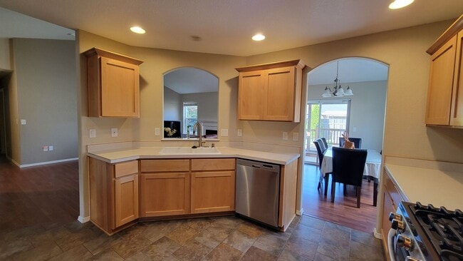 Building Photo - 2333 SW Redmond Hill Rd