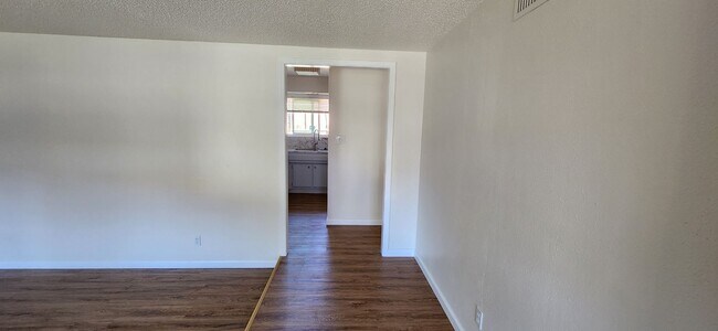 Building Photo - Beautifully Updated 3 Bedroom 2 Bathroom D...