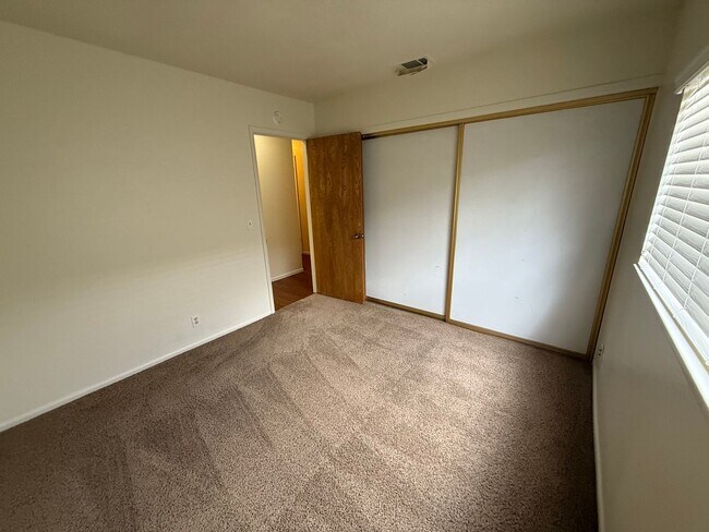 Foto del edificio - Victorville- Spring Valley Lake, 3 Bedrooms 2 bathrooms, New Paint