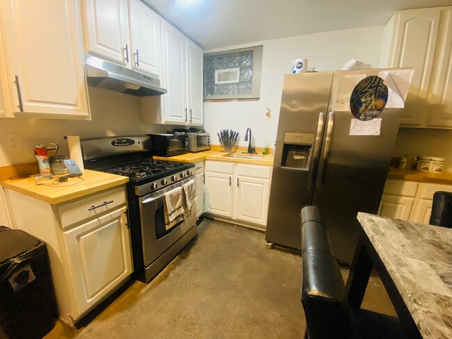 Kitchen - 401 E 38th St