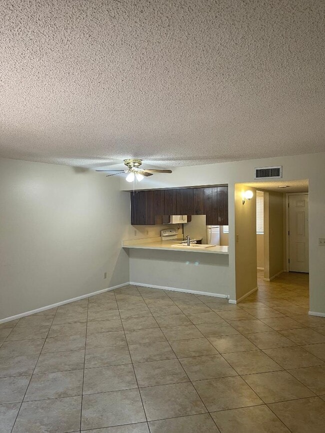 Building Photo - 897 S Pantano Pkwy
