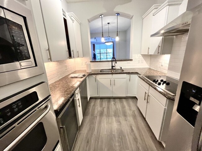Building Photo - BEAUTIFUL CONDO WITH AMENITIES NEAR VANDER...
