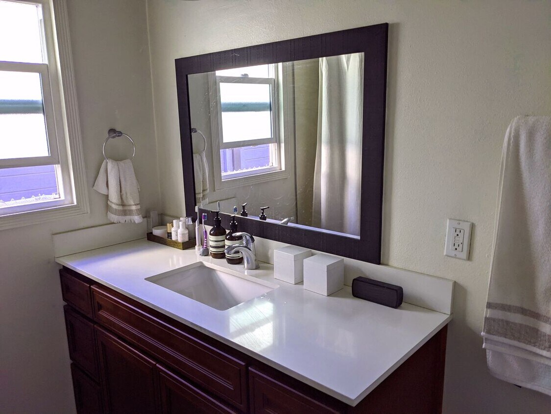 Foto principal - 636 N Heliotrope Dr