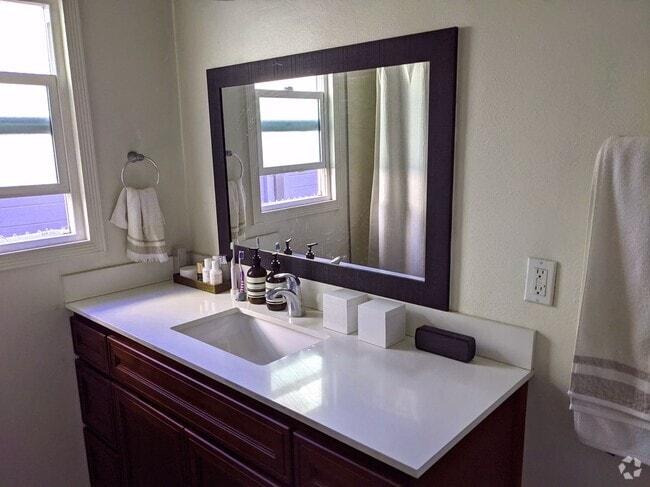 Building Photo - 636 N Heliotrope Dr