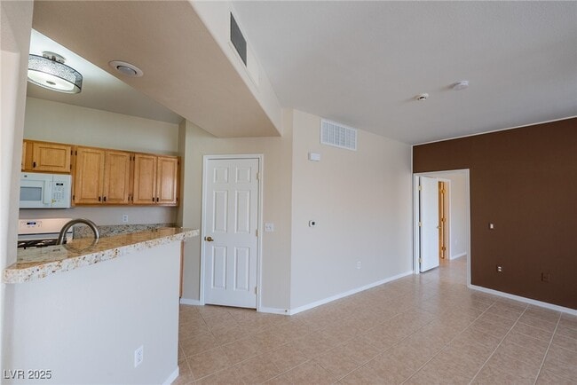Foto del edificio - 8555 W Russell Rd