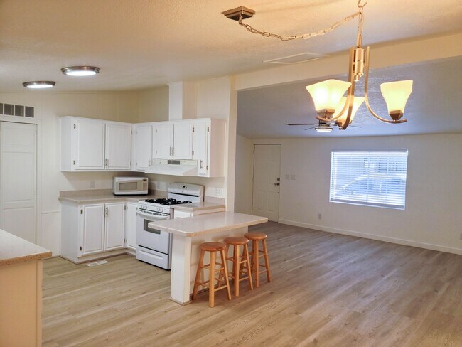 Foto del edificio - Remodeled 3 Bedroom Home with Shop in Lava...