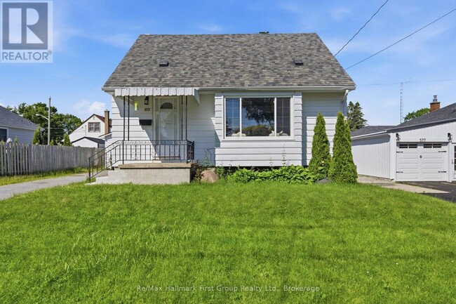 Building Photo - 573 Sinclair St