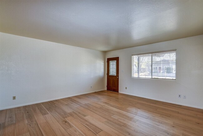 Building Photo - Newly Remodeled 3 Bed, 2 Bath Home with 1 ...