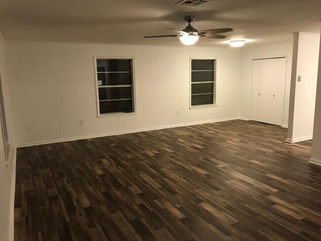 Building Photo - 121 Rosedale Dr